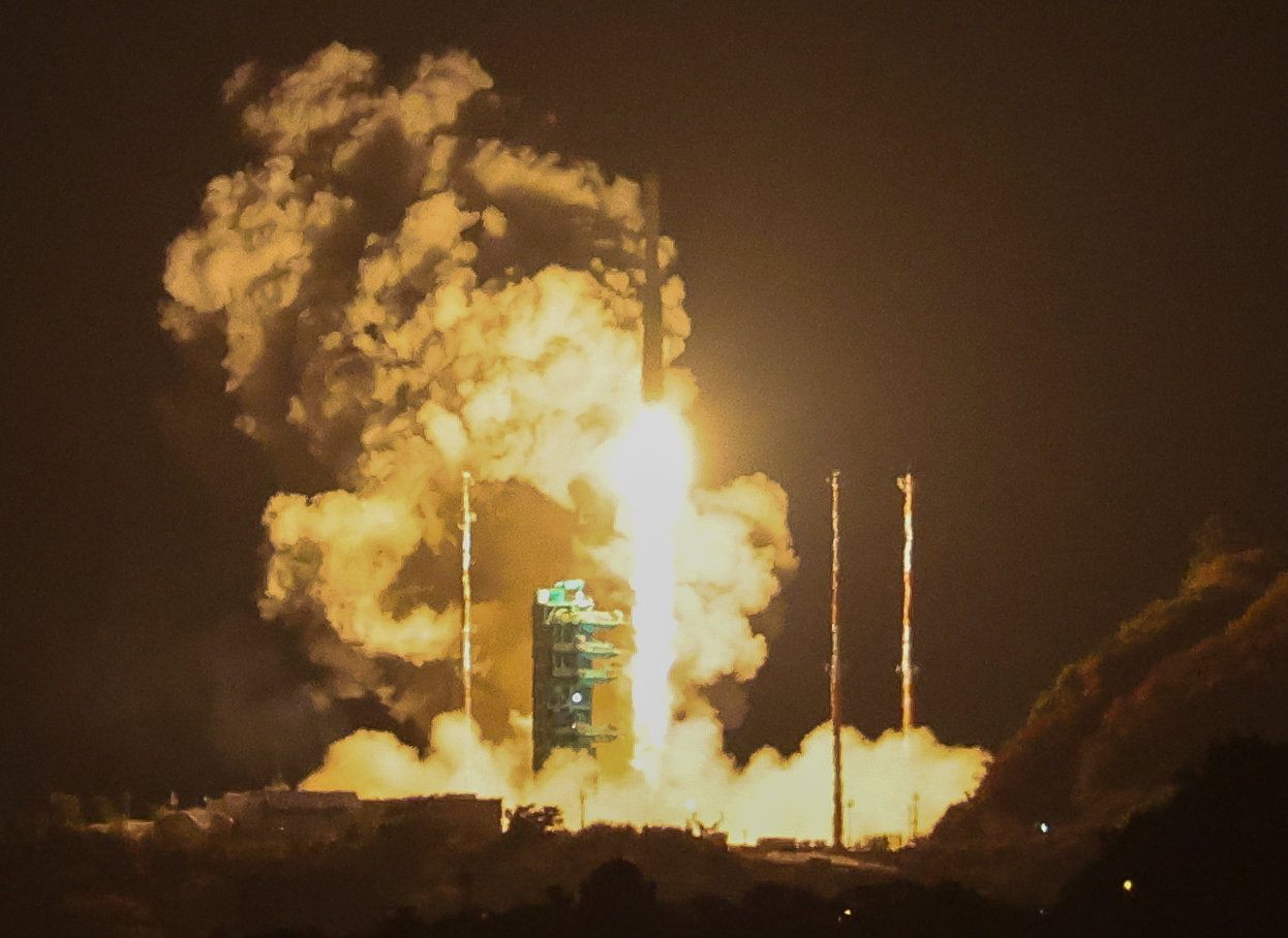 한국형 발사체 누리호(KSLV-Ⅱ)가 27일 새벽 전남 고흥군 나로우주센터에서 4차 발사를 맞아 우주로 날아오르고 있다. 차세대중형위성 3호(1기)를 비롯해 큐브위성 12기 등 총 13기의 위성을 실은 누리호는 오로라를 비롯한 우주환경 관측부터 항암제 연구 등 우주 바이오 실험까지 다양한 임무를 추진한다. 2025.11.27 뉴스1
