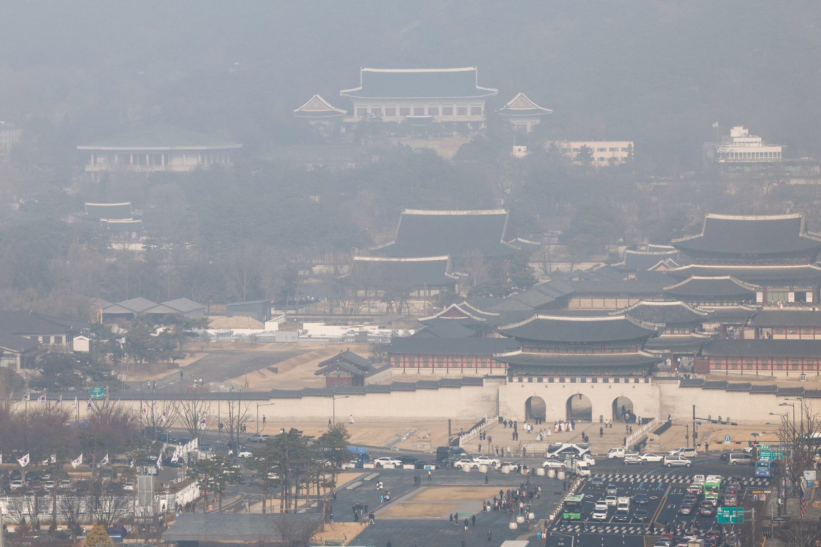 올해 들어 처음으로 서울에 미세먼지 주의보가 발령된 16일 서울 종로구 광화문광장, 경복궁, 청와대 일대가 뿌옇다. 2026.1.16 뉴스1