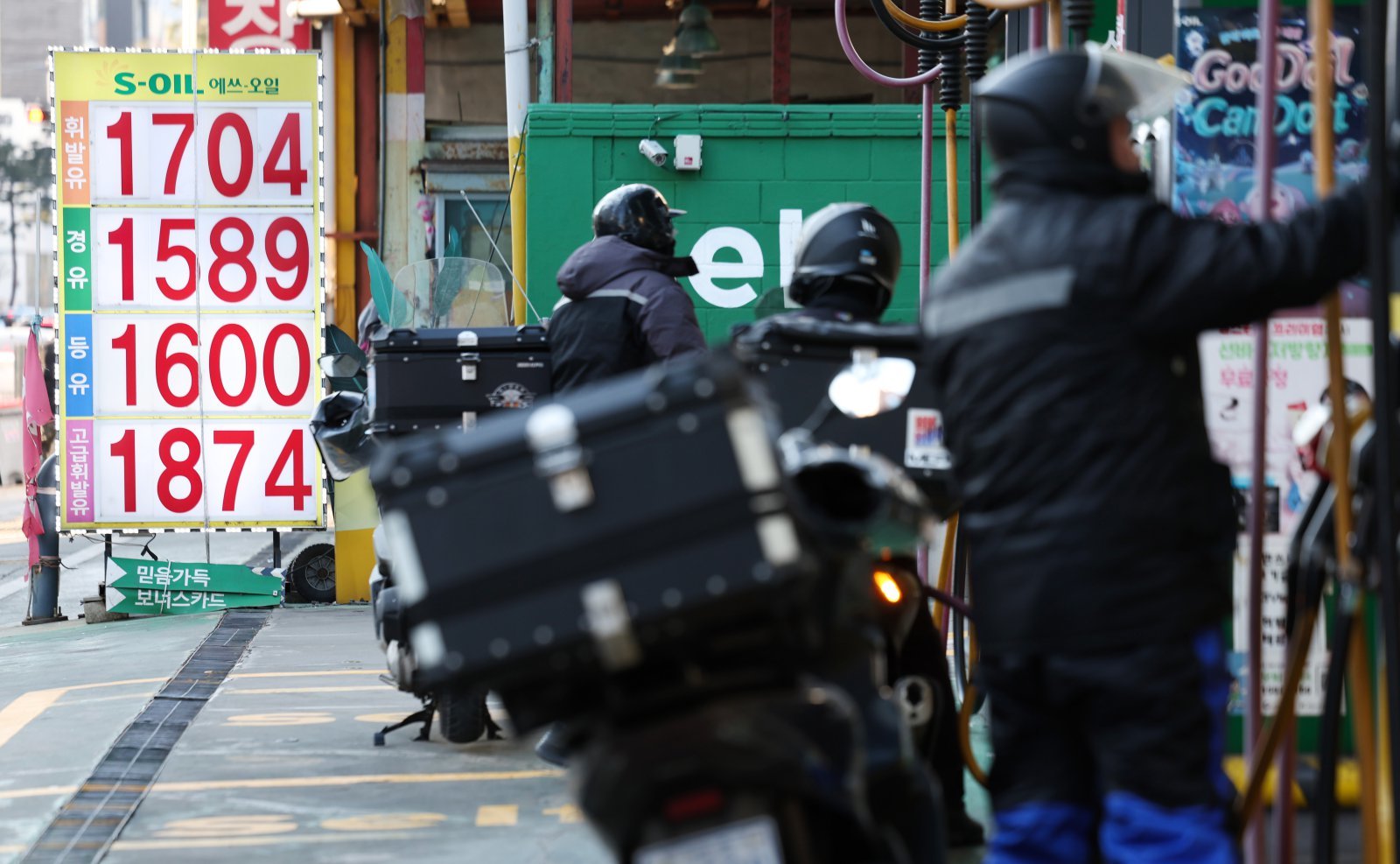 국내 기름값이 5주 연속 하락한 11일 서울 시내의 한 주유소에 유가 정보가 표시되어 있다.   2025.01.11 뉴시스