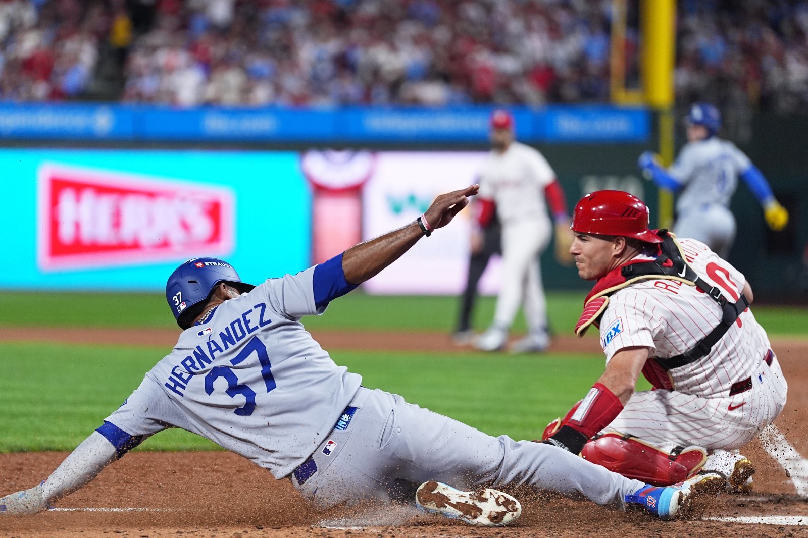 로스앤젤레스(LA) 다저스의 테오스카 에르난데스가 6일(현지 시간) 미 펜실베이니아주 필라델피아 시티즌스 뱅크 파크에서 열린 2025 메이저리그 내셔널리그 디비전시리즈(NLDS·5전3선승제) 2차전 필라델피아 필리스와의 경기 7회 초 엔리케 에르난데스의 야수 선택 땅볼에 홈을 파고들고 있다. 2025.10.07 필라델피아=AP 뉴시스