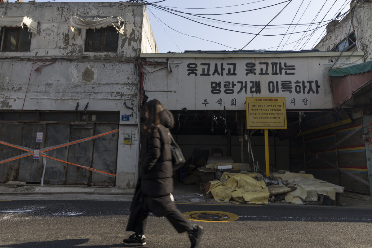시장을 찾은 손님들의 따뜻한 한 끼가 돼줬을 식당 문 앞에 출입 금지 테이프가 X 자로 붙어 있다. 조영철 기자