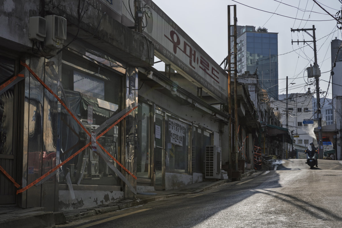 이미 주민 이주가 시작된 공항시장에서 아직도 문을 연 곳은 골목마다 한두 곳에 불과하다. 조영철 기자