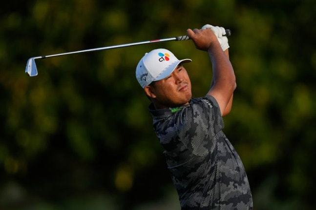 김시우가 16일(현지 시간) 미 하와이주 호놀룰루의 와이알레이 컨트리클럽에서 열린 미국프로골프(PGA) 투어 소니 오픈 인 하와이 2라운드 11번 홀에서 티샷하고 있다. 첫날 공동 59위였던 김시우는 경기가 진행 중인 가운데 중간 합계 5언더파 135타로 2라운드를 마쳤다. 호놀룰루=AP 뉴시스