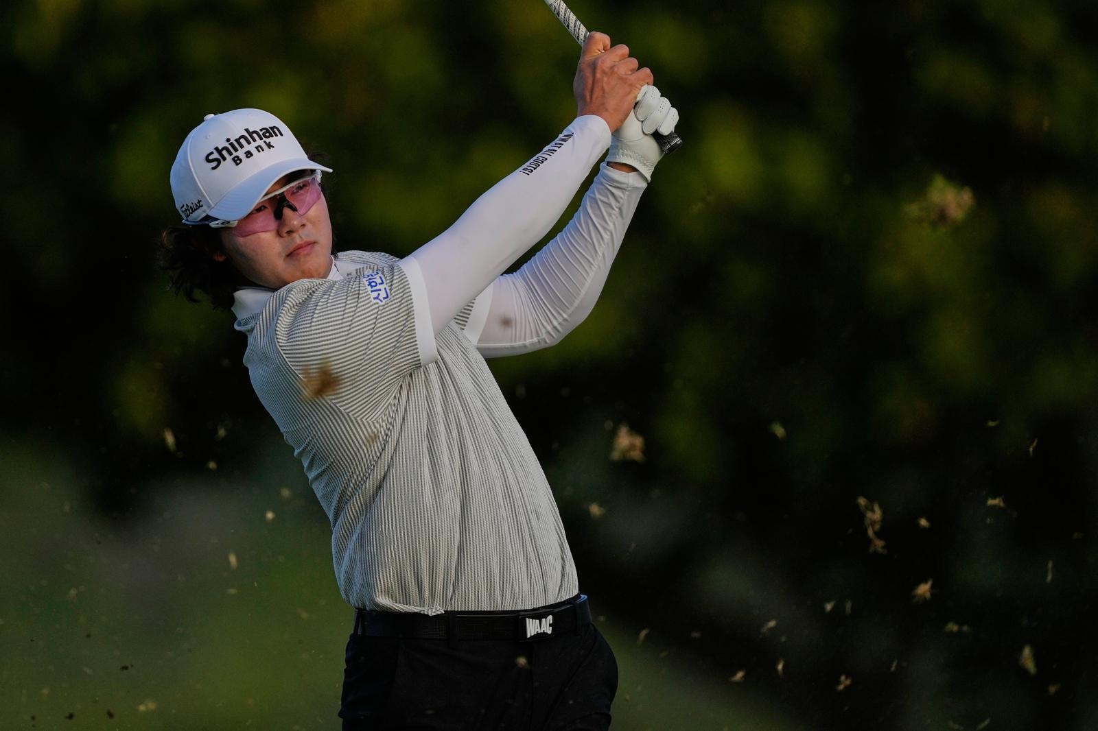 김성현이 16일(현지 시간) 미 하와이주 호놀룰루의 와이알레이 컨트리클럽에서 열린 미국프로골프(PGA) 투어 소니 오픈 인 하와이 2라운드 11번 홀에서 티샷하고 있다. 첫날 공동 3위였던 김성현은 경기가 진행 중인 가운데 중간 합계 9언더파 131타로 2라운드를 마쳤다. 호놀룰루=AP 뉴시스