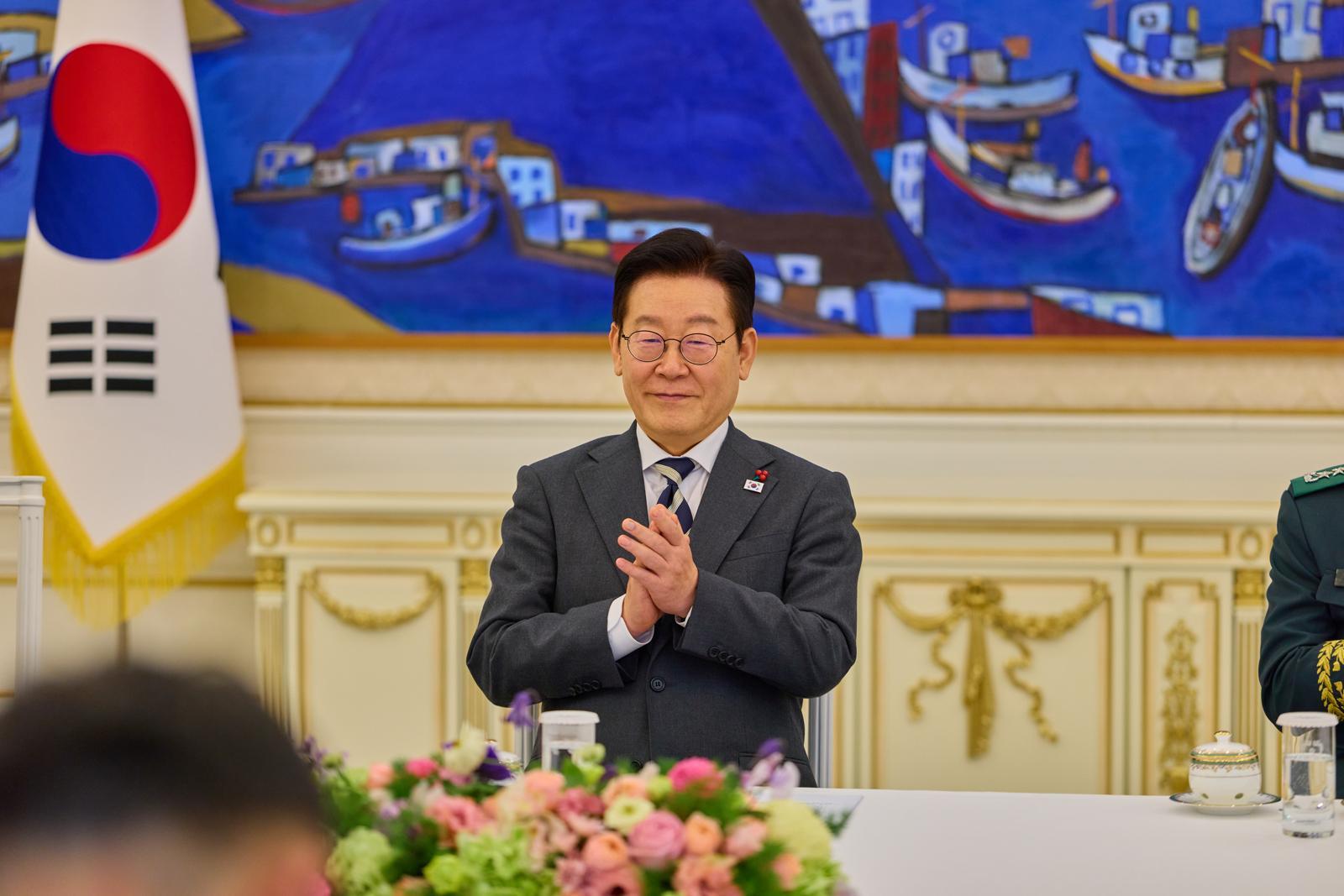 이재명 대통령이 16일 청와대 본관에서 열린 3성 장군 진급?보직 신고 및 수치 수여식이 끝난 뒤 열린 환담에서 박수치고 있다. 2026.1.16. 청와대 제공