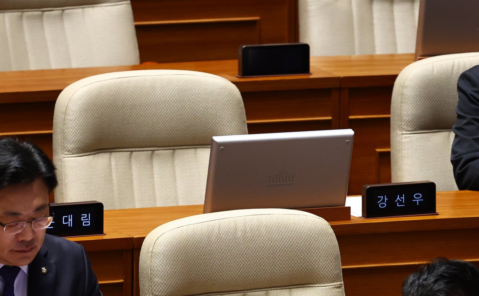 15일 오후 서울 여의도 국회에서 열린 본회의에서 강선우 의원 자리가 비어있다. 2026.01.15 뉴시스