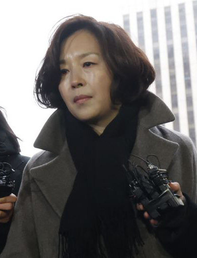 ‘공천 헌금’ 의혹을 받는 김경 서울시의원이 18일 오전 서울 마포구 서울경찰청 광역수사단 공공범죄수사대에서 피의자 신분으로 경찰 조사를 받기 위해 출석하고 있다. 박형기 기자 oneshot@donga.com