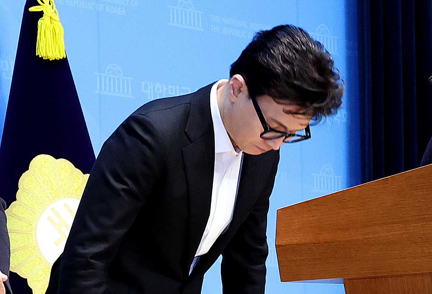 한동훈 전 국민의힘 대표가 14일 서울 여의도 국회 소통관에서 중앙윤리위원회의 자신에 대한 제명 결정과 관련해 입장을 밝히기에 앞서 인사를 하고 있다. 2026.01.14 뉴시스