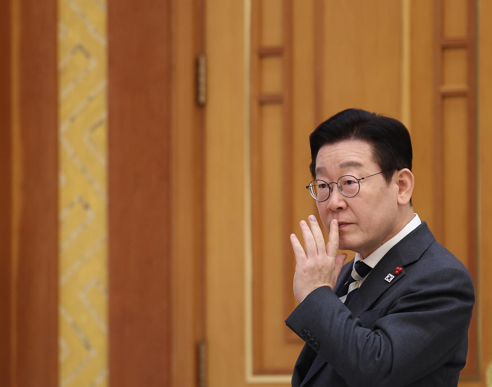 이재명 대통령이 16일 청와대를 방문한 아소 다로 전 일본 총리와의 면담에 앞서 권혁기 의전비서관과 대화를 나누고 있다. 2026.1.16 뉴스1