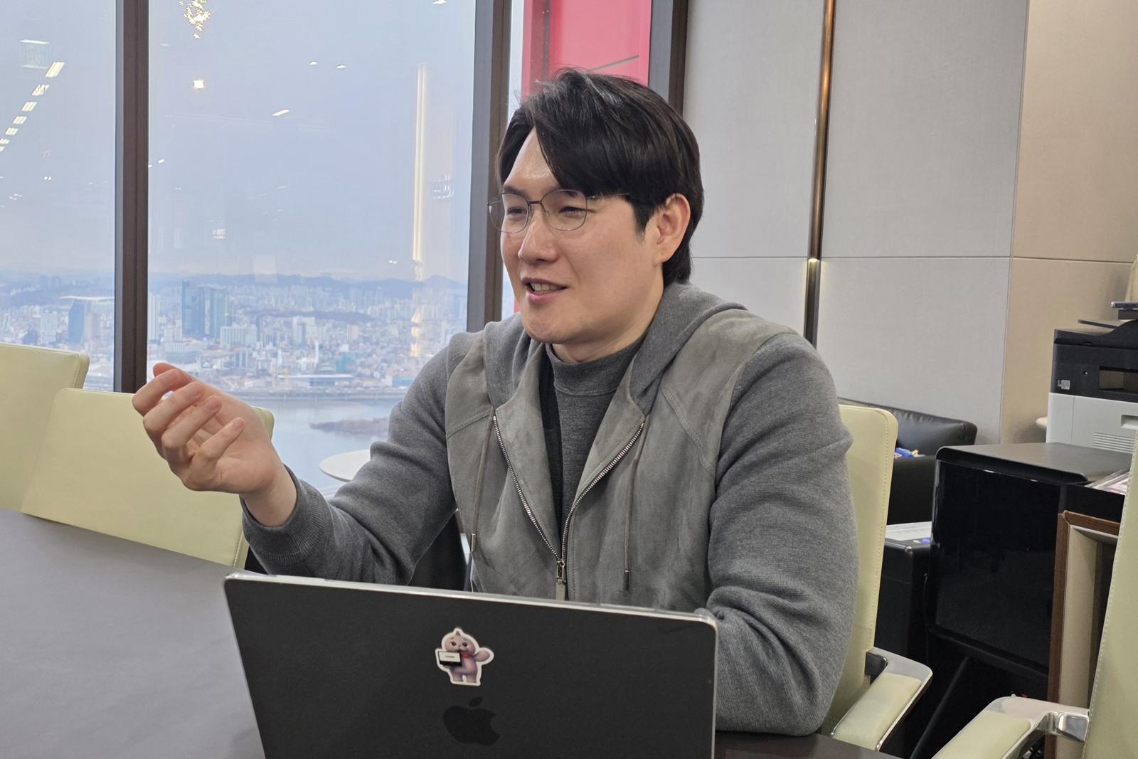 지난해 12월 29일 서울 영등포구 티오더 본사에서 동아일보와 인터뷰를 가진 권성택 티오더 대표(38)가 성공 비결에 대해 답하고 있다. 티오더 제공