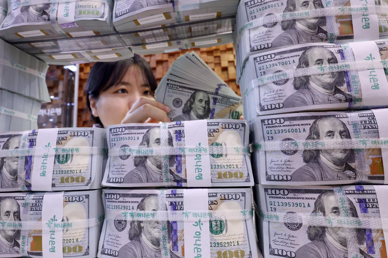 서울 중구 하나은행 위변조대응센터에서 직원이 100달러 지폐를 살펴보고 있다. 뉴스1