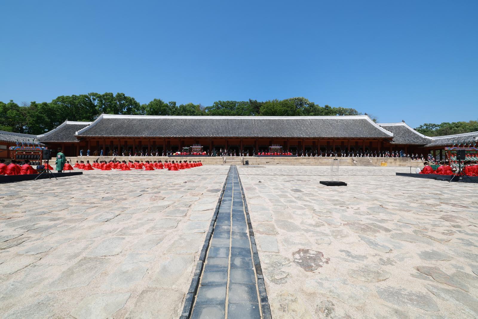 2001년 유네스코 인류무형문화유산으로 지정된 종묘대제가 4일 오후 서울 종로구 종묘 정전에서 2025년 종묘대제를 봉행하고 있다. 종묘대제는 조선왕조 역대 왕과 왕비의 신주(神主)를 모시고 올리는 제례의식이다.