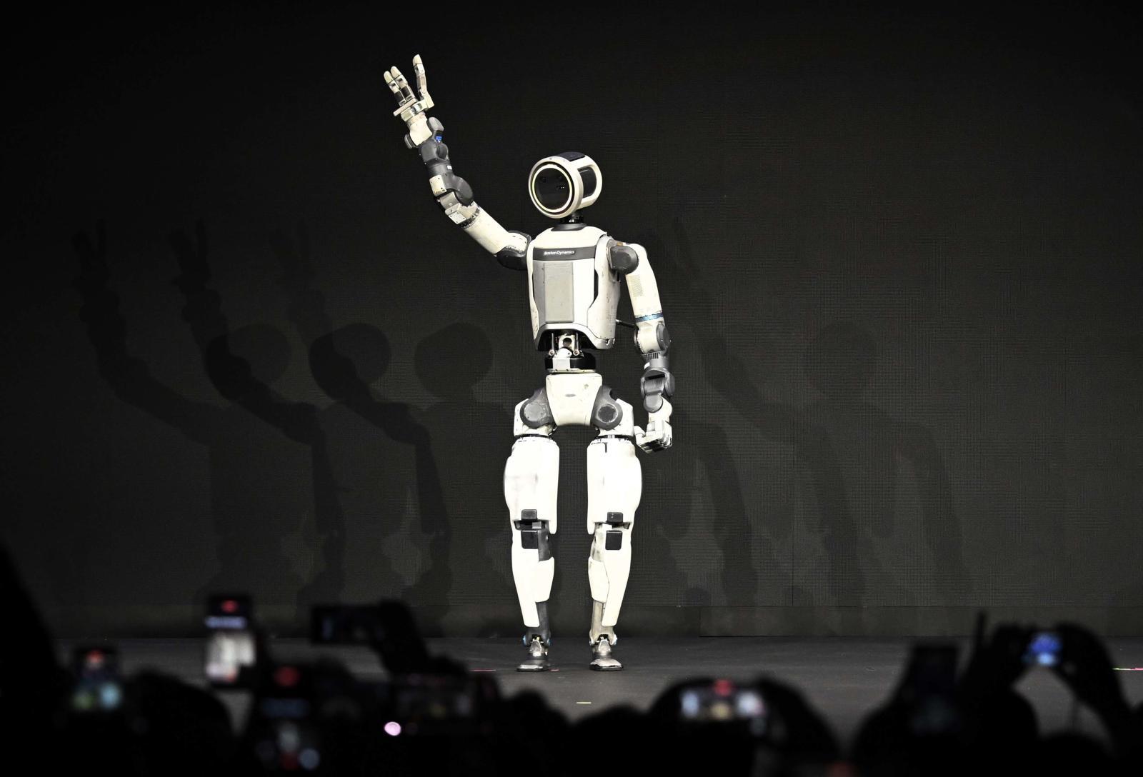 세계 최대 가전·정보기술(IT) 전시회 ‘CES 2026’ 개막을 하루 앞둔 5일(현지시간) 미국 네바다주 라스베이거스 만달레이베이에서 열린 현대차그룹 프레스 컨퍼런스에서 차세대 전동식 아틀라스 시제품이 손인사하고 있다. 공동취재/뉴스1