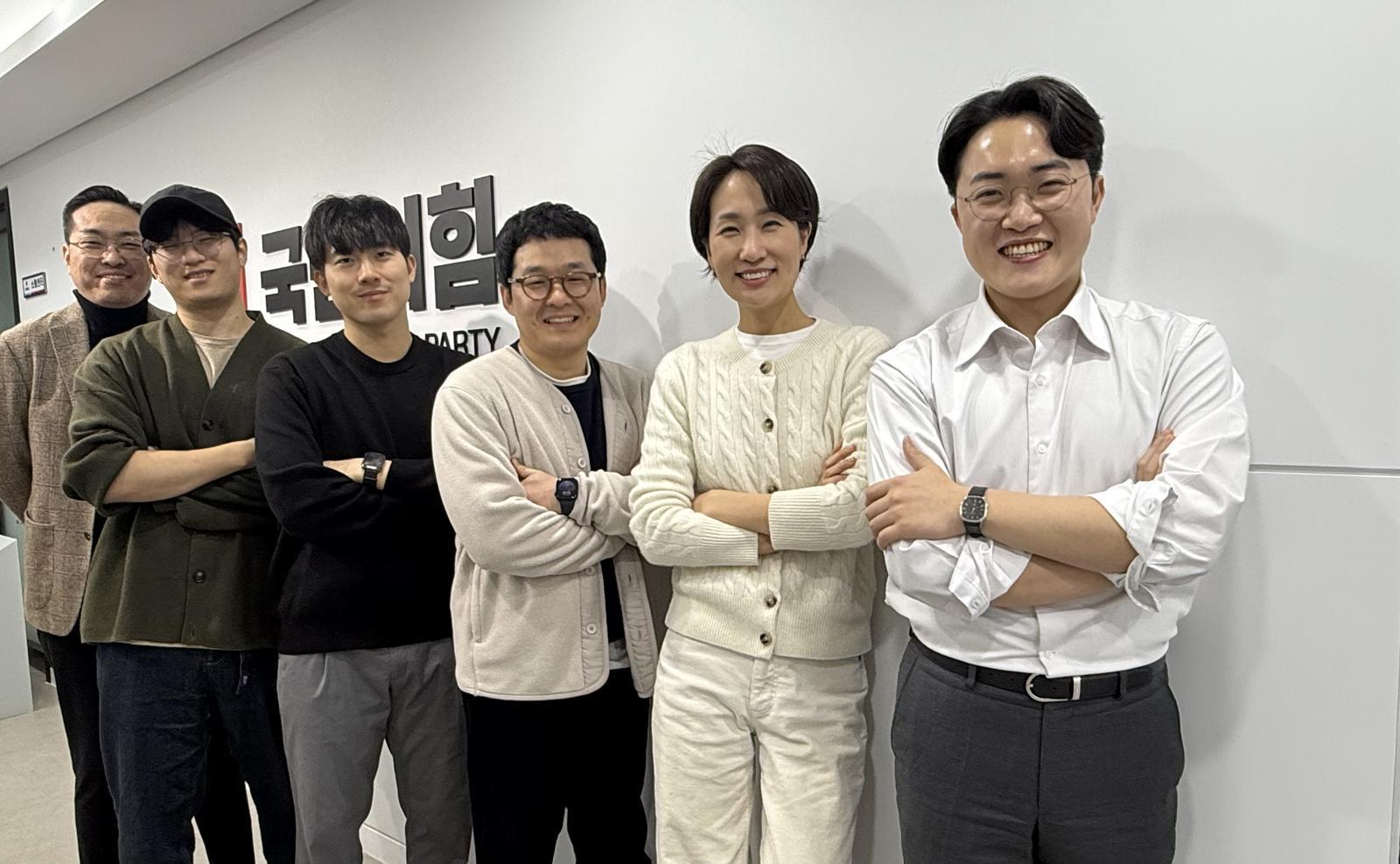 국민의힘 김수민 브랜드전략 태스크포스(TF) 단장(오른쪽 두 번째)과 TF 단원들이 18일 서울 여의도 중앙당사에서 회의에 앞서 기념사진 촬영을 하고 있다. TF 제공