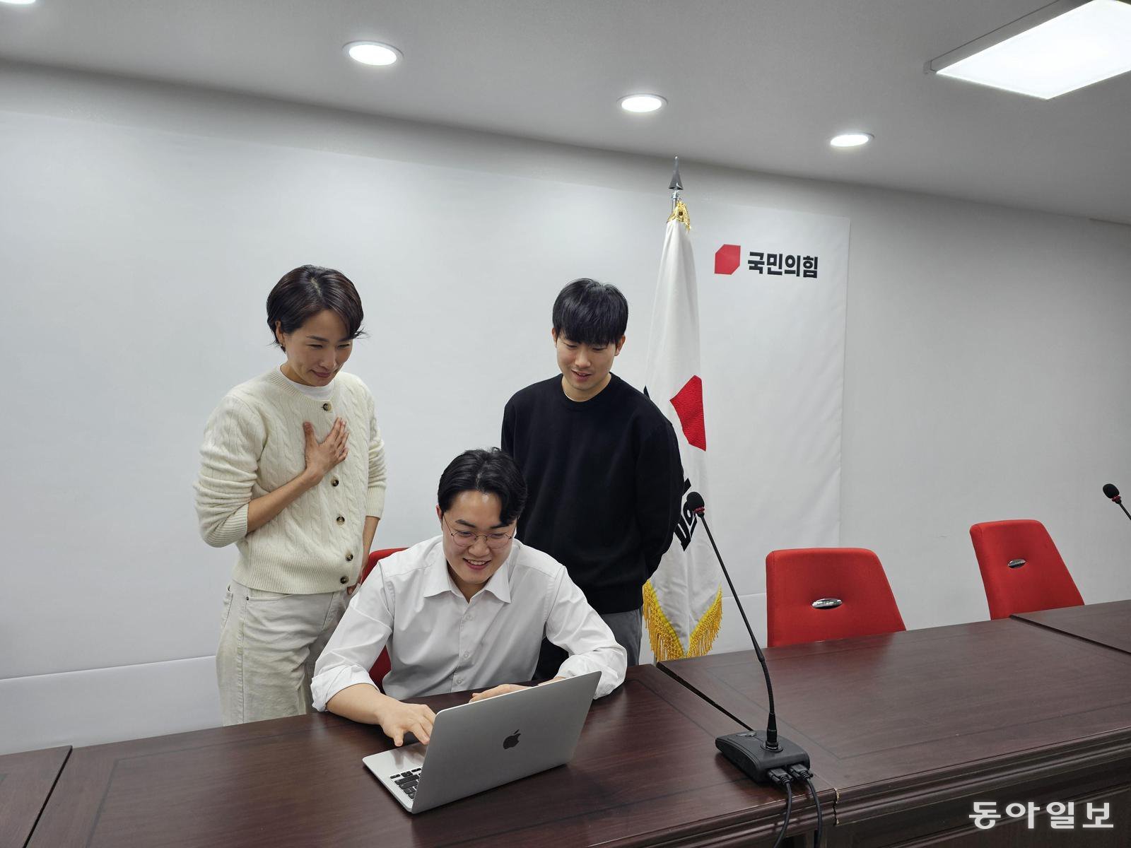 국민의힘 김수민 브랜드전략 태스크포스(TF) 단장(왼쪽)과 TF 단원들이 18일 서울 여의도 중앙당사에서 회의를 진행하고 있다. 이상헌 기자 dapaper@donga.com