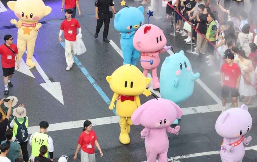 지난해 8월 열린 ‘대전 0시 축제’에서 대전 대표 캐릭터인 ‘꿈씨패밀리’들이 퍼레이드를 하고 있다. 대전시 제공