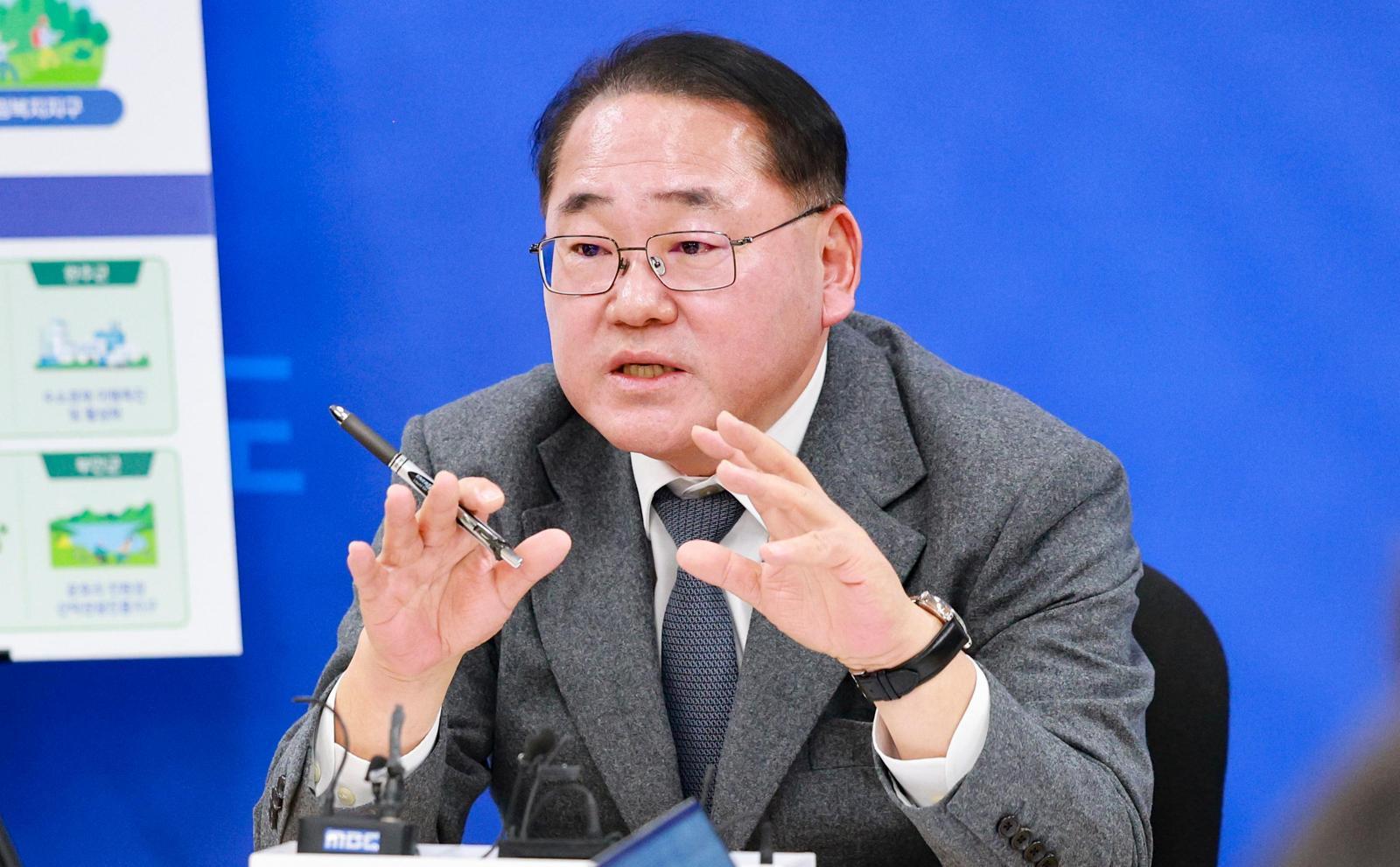 전북도청 기자실에서 진행된 전북특별자치도 출범 2주년 기자회견에서 김종훈 전북도 경제부지사가 그동안의 성과와 향후 계획을 설명하고 있다. 전북도 제공