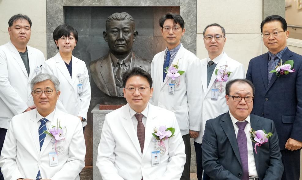 16일 부산 부산진구 부산백병원 본관 1층에서 병원 관계자들이 백인제 박사 흉상 제막식을 연 뒤 기념사진을 촬영하고 있다. 부산백병원 제공