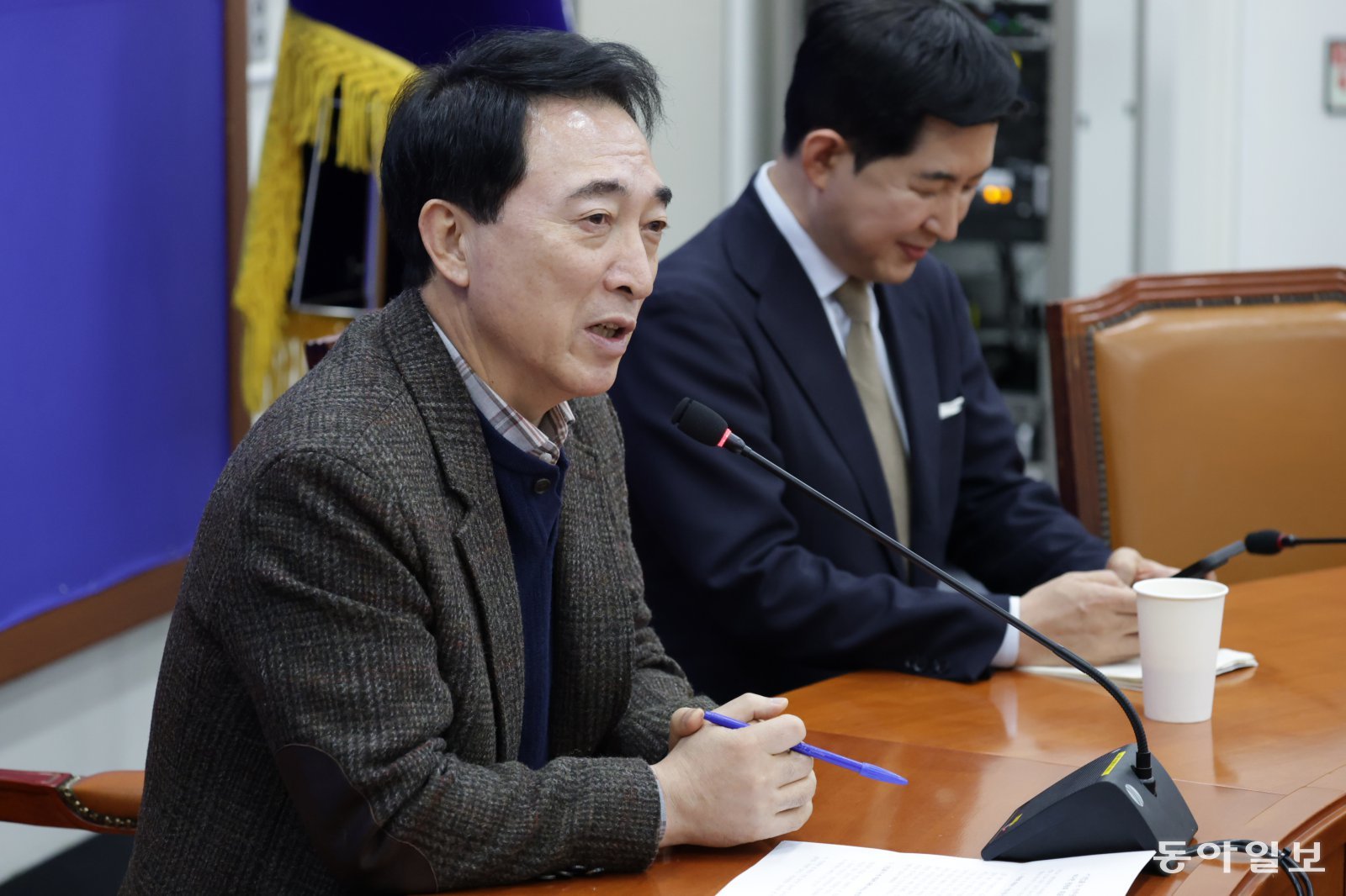 더불어민주당 박수현 수석대변인이 18일 국회 기자간담회에서 발언하고 있다. 박형기 기자 oneshot@donga.com