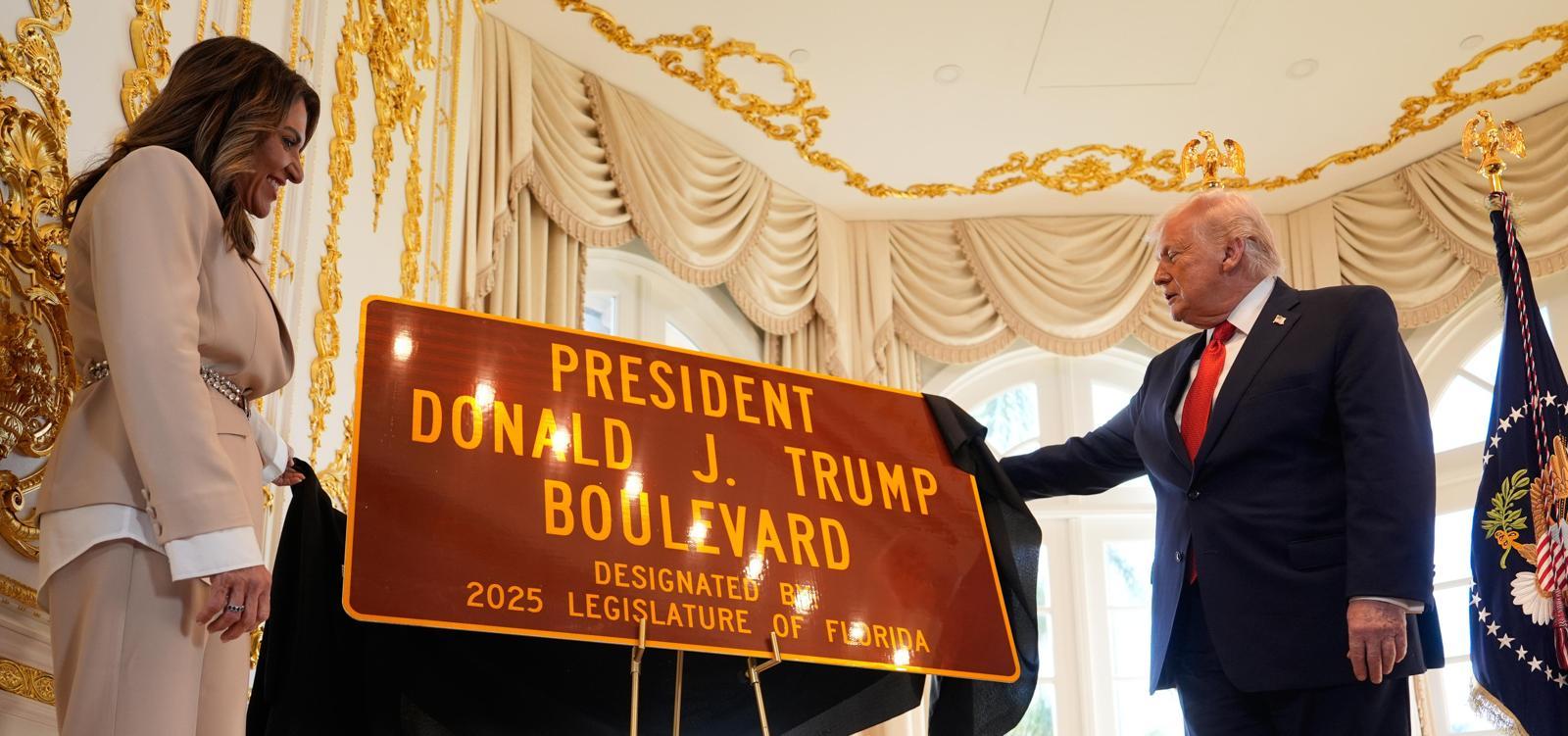 도널드 트럼프 미국 대통령(오른쪽)과 멕 와인버거 플로리다주 공화당 하원의원이 16일(현지 시간) 대통령의 사저인 팜비치의 마러라고 리조트 인근 도로를 ‘트럼프 불러바드’로 개명하는 행사에 참석했다. 팜비치=AP 뉴시스