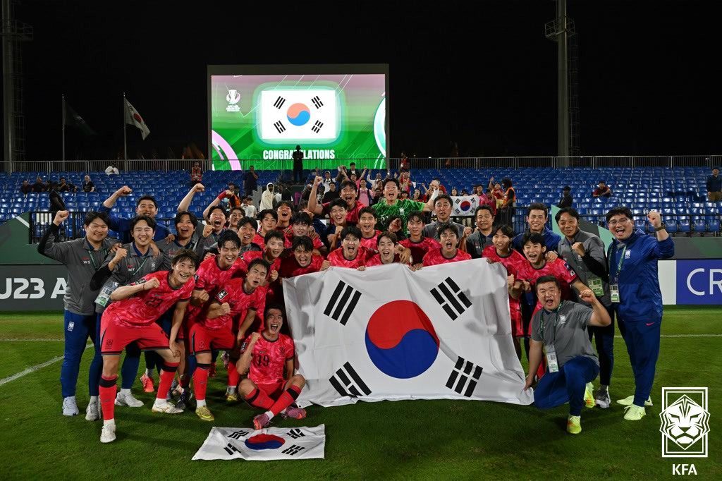 호주를 꺾은 뒤 태극기를 들고 기뻐하는 한국 U23 축구대표팀. 대한축구협회 제공