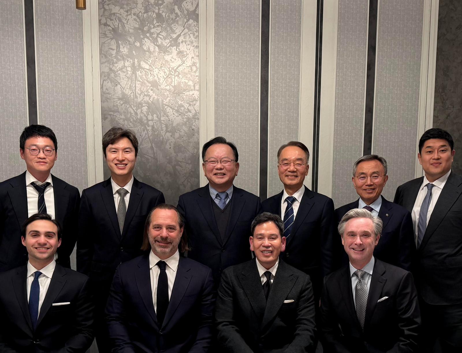 14일 록브리지 네트워크 코리아 만찬에 참석한 주요 인사들. 뒷줄 왼쪽부터 시계 방향으로 김해영 이사장(전 국회의원), 김부겸 이사(전 국무총리), 박재완 이사(전 기획재정부 장관), 김우승 이사(전 한양대 총장), 크리스토퍼 애플게이트 록브리지 네트워크 선임고문, 정용진 이사(신세계그룹 회장), 크리스토퍼 버스커크 록브리지 네트워크 창립자. 록브리지 네트워크 코리아 제공