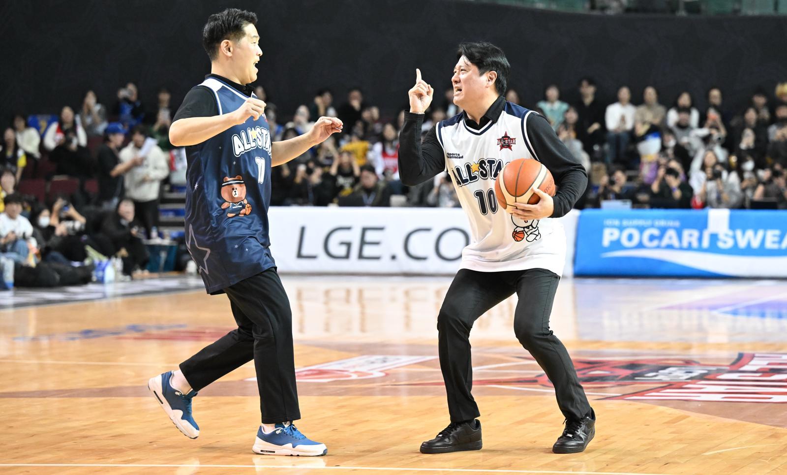 2025~2026시즌 남자 프로농구 올스타전에서 선수로 변신한 문경은 KT 감독(오른쪽)이 상대 팀인 조상현 LG 감독 앞에서 ‘슛을 한 번만 쏘게 해달라’는 손짓을 하고 있다. KBL 제공