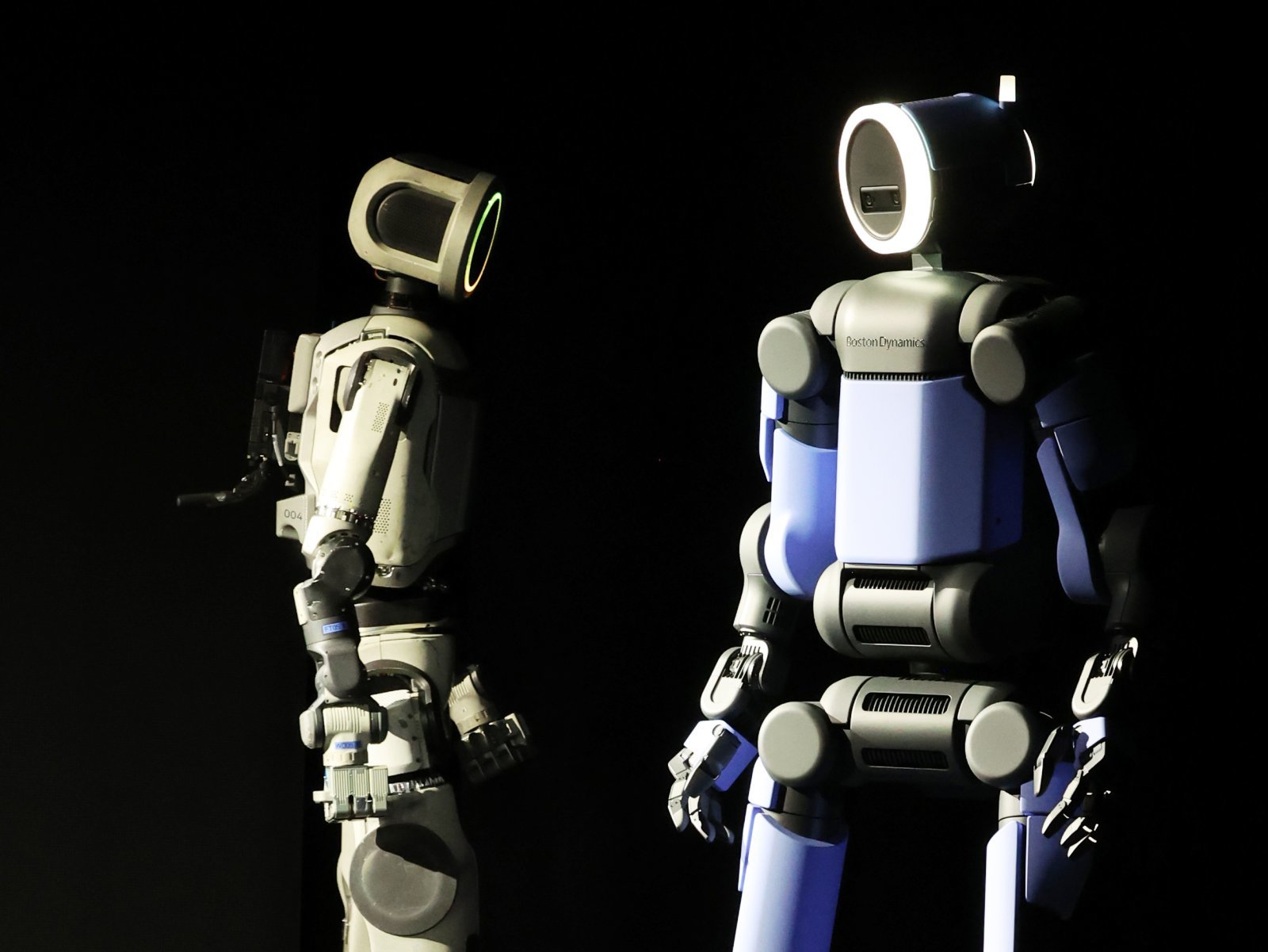 휴머노이드 로봇 아틀라스 시제품(왼쪽)과 아틀라스 개발형 모델. 2026.1.6 뉴스1