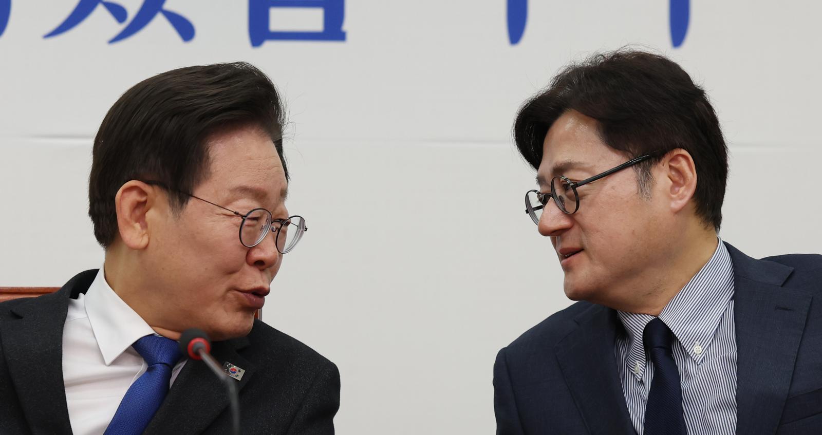 2024년 5월 3일 이재명 당시 더불어민주당 대표(왼쪽)와 홍익표 원내대표가 서울 여의도 국회에서 열린  최고위원회의에서 대화하고 있다. 2024.05.03 서울=뉴시스