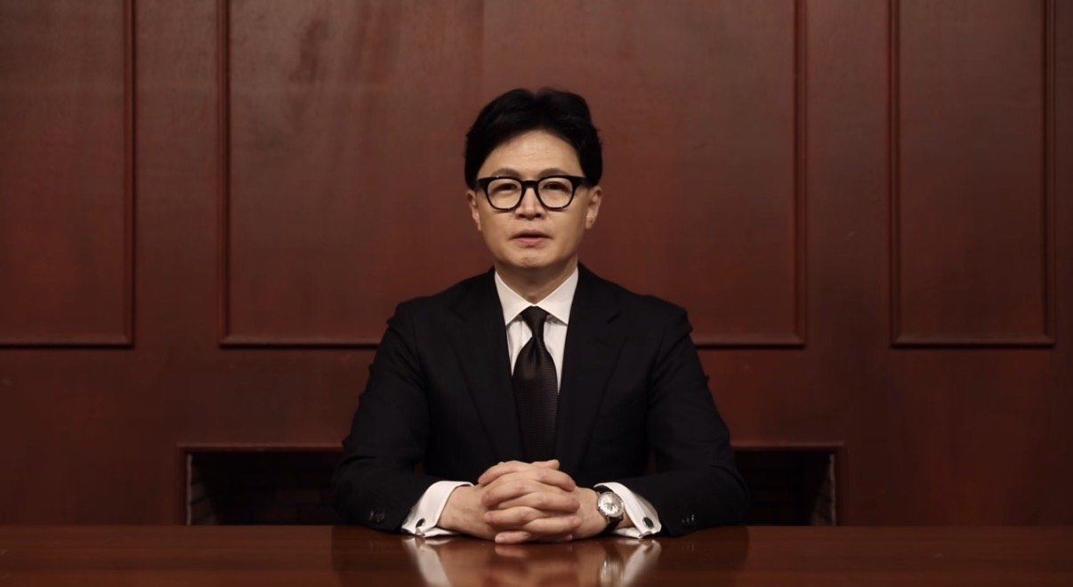 한동훈 전 국민의힘 대표가 18일 자신의 제명을 불러온 당원게시판 사태를 두고 국민께 송구한 마음이라며 유감을 표명하고 있다. 2026.01.18 한동훈 전 대표 페이스북 영상