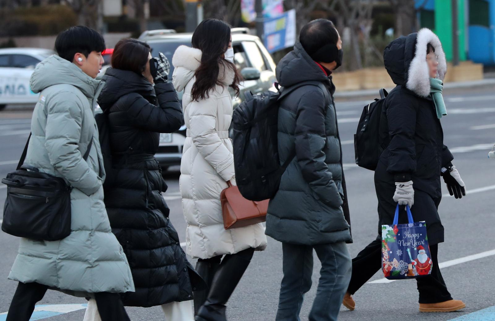 아침 기온이 영하권으로 떨어지며 추운 날씨를 보인 27일 오전 서울 종로구 광화문네거리에 두꺼운 옷차림을 한 시민들이 이동하고 있다. 2024.12.27. 서울=뉴시스