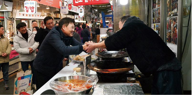 정문헌 종로구청장이 전통시장을 방문해 상인들과 인사를 나누고 있다. 종로구 제공