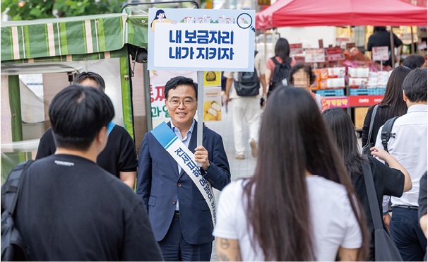 ‘전세사기 피해 예방을 위한 길거리 캠페인’에 참여한 진교훈 강서구청장. 강서구 제공