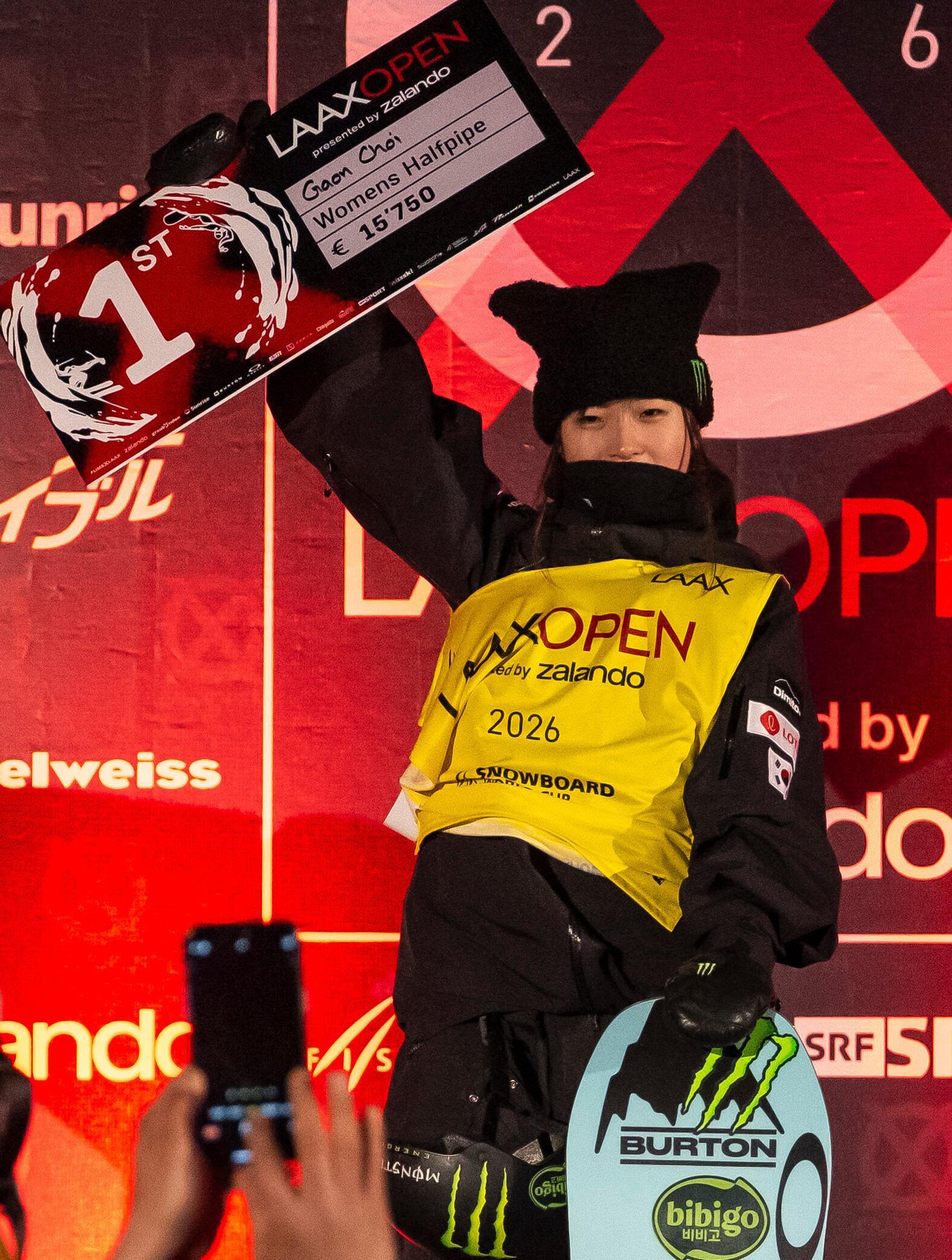 최가온이 18일 스위스 락스에서 열린 월드컵 여자 스노보드 하프파이프에서 우승한 뒤 1위 상금 티켓을 들어 보이고 있다. 락스=AP 뉴시스