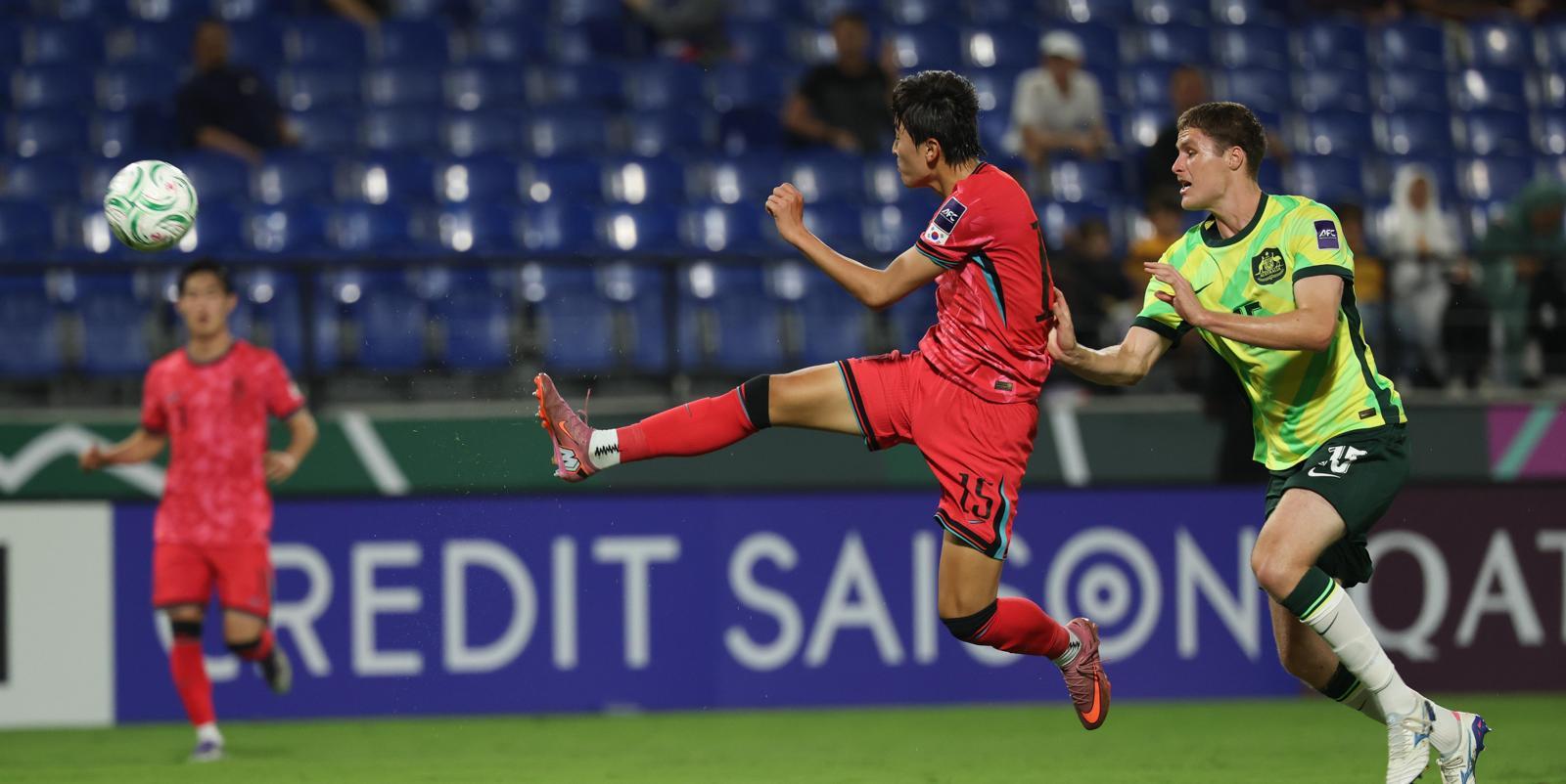 호주 골망에 꽂힌 환상 발리슛
한국 23세 이하(U-23) 축구 대표팀의 공격수 백가온(15번·가운데)이 18일 사우디아라비아 제다에서 열린 호주와의 2026 아시아축구연맹(AFC) U-23 아시안컵 8강전 전반 21분에 오른발 발리슛을 하고 있다. 백가온의 환상적인 슈팅은 부진에 빠져 있던 한국 대표팀의 분위기를 바꾸는 선제골로 연결됐다. 한국은 후반 43분 신민하의 결승골로 호주를 2-1로 꺾고 준결승에 진출했다. 대한축구협회 제공