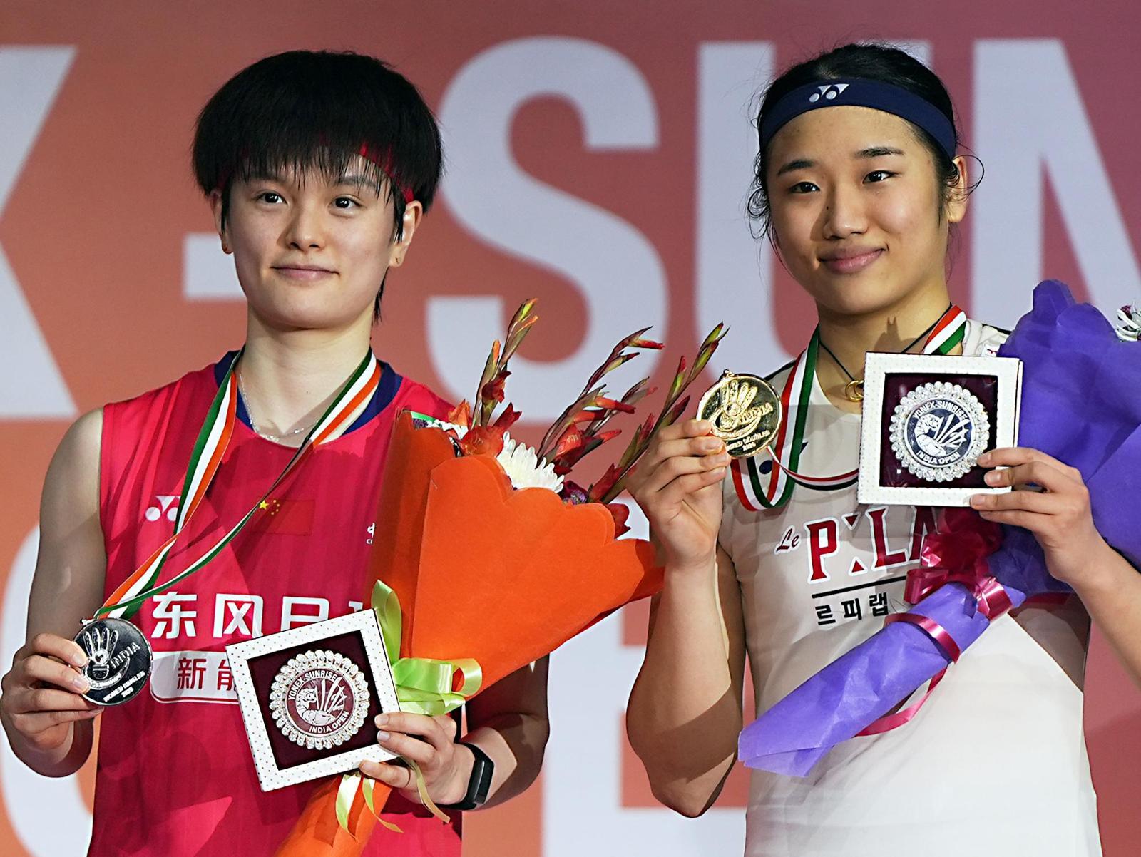 18일 열린 세계배드민턴연맹(BWF) 월드투어 인도오픈에서 정상에 오른 안세영(오른쪽)과 준우승한 왕즈이(중국)가 기념 촬영을 하고 있다. 뉴델리=AP 뉴시스