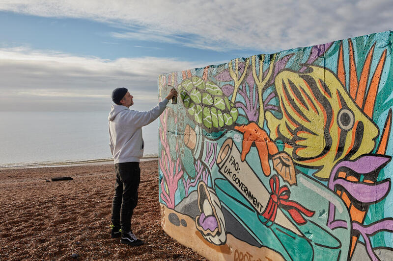 16일(현지 시간) 영국 링컨셔주 세인트레오나드에서 벽화 아티스트가 공해 해양생물다양성 협정 발효를 기념해 해양생물다양성의 중요성을 알리는 벽화를 그리고 있다. 그린피스 제공
