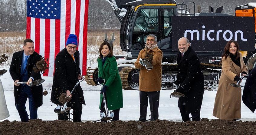 16일(현지 시간) 미국 뉴욕주 클레이에서 열린 마이크론 반도체 공장 착공식에서 참석자들이 기념사진을 촬영하고 있다. 왼쪽에서 두 번째부터 척 슈머 민주당 상원 원내대표, 캐시 호컬 뉴욕주지사, 산제이 메로트라 마이크론 최고경영자(CEO), 하워드 러트닉 미국 상무장관, 로리 차베즈더리머 미국 노동장관. 마이크론 제공