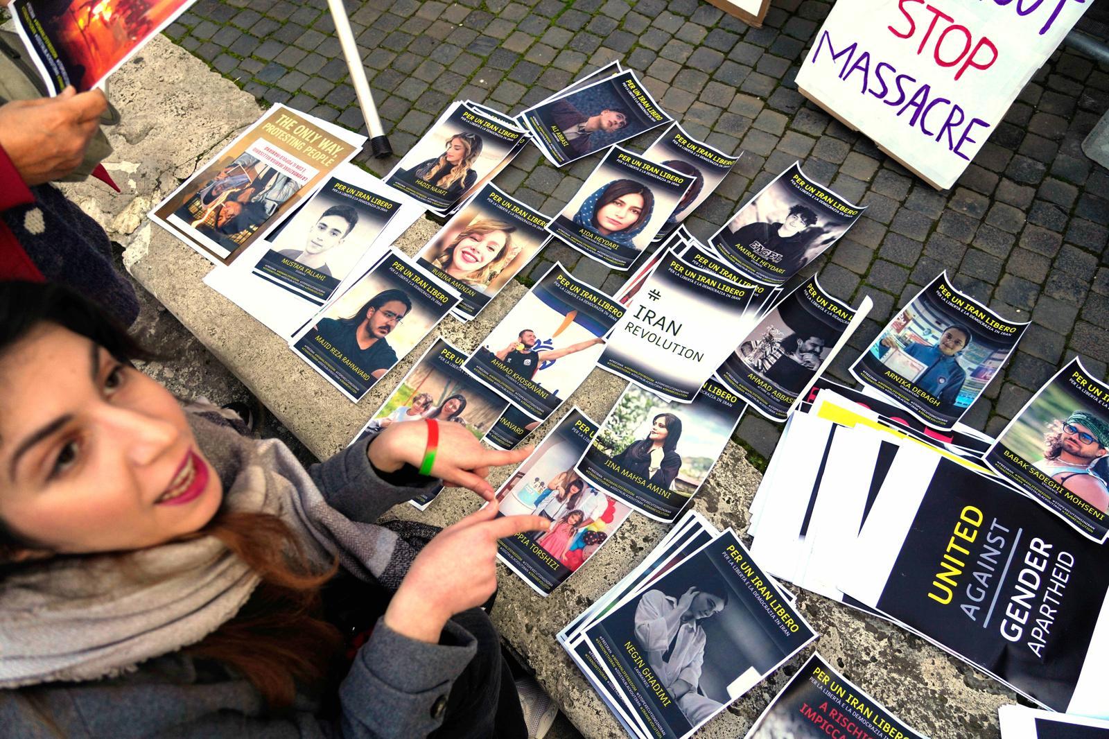 “이들이 희생된 사람들” 16일 이탈리아 로마에서 이란의 반정부 시위를 지지하는 시민들이 이란 당국의 유혈 진압으로 희생된 시위대의 사진을 공개하며 당국을 규탄하고 있다. 로마=AP 뉴시스