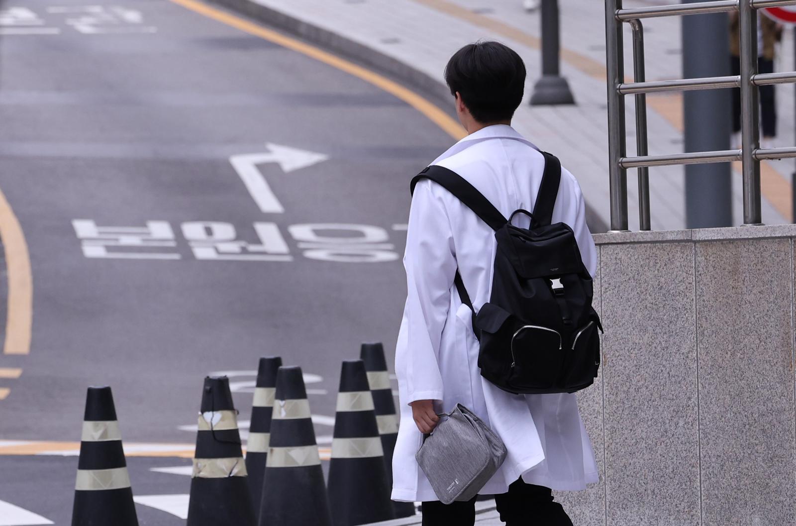 서울의 한 대학병원에서 의료진이 이동하는 모습. (사진은 기사 내용과 무관함)