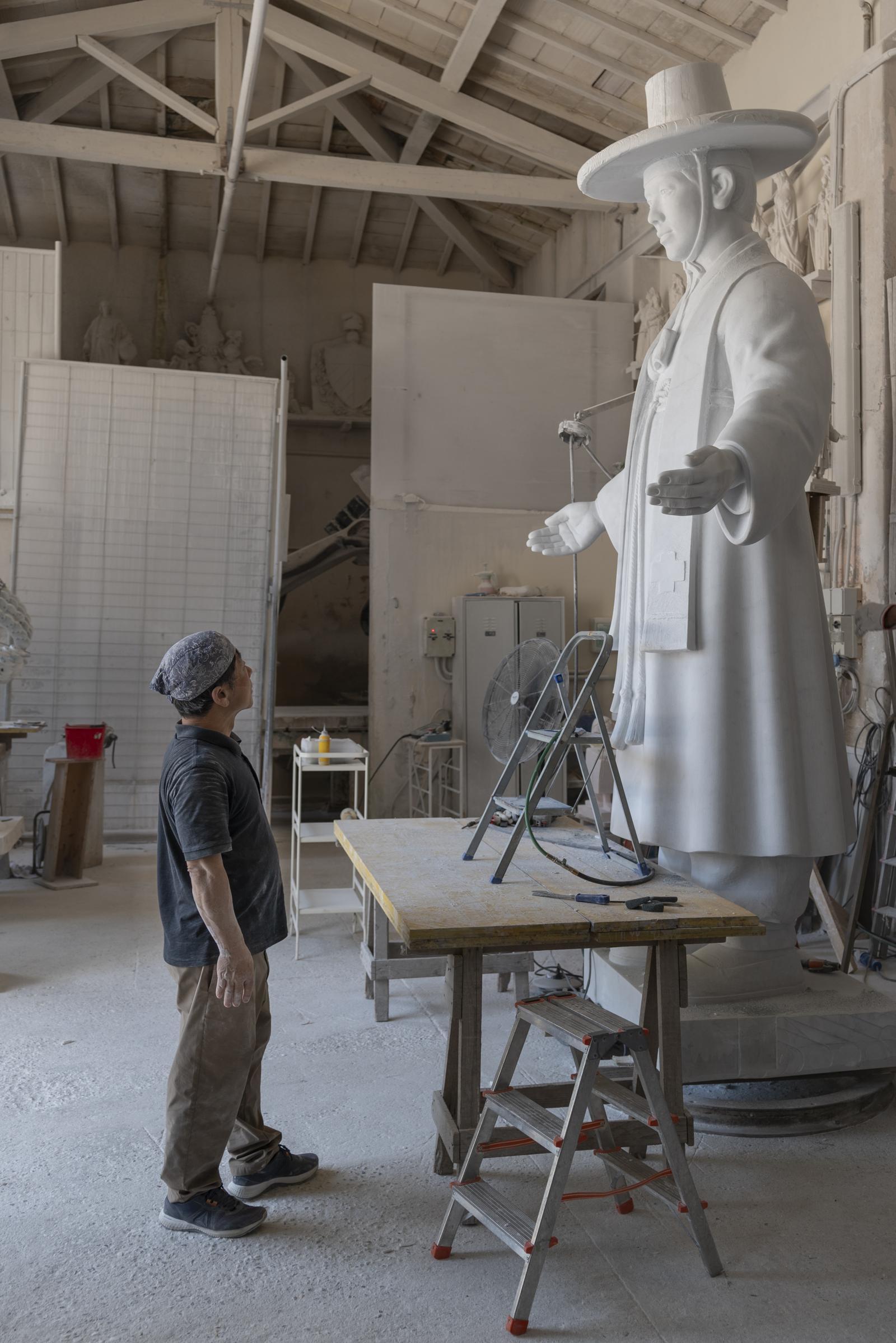이탈리아 피에트라산타 공방에서 완성된 김대건 신부 성상을 보고 있는 한진섭 작가. 한진섭 작가 제공