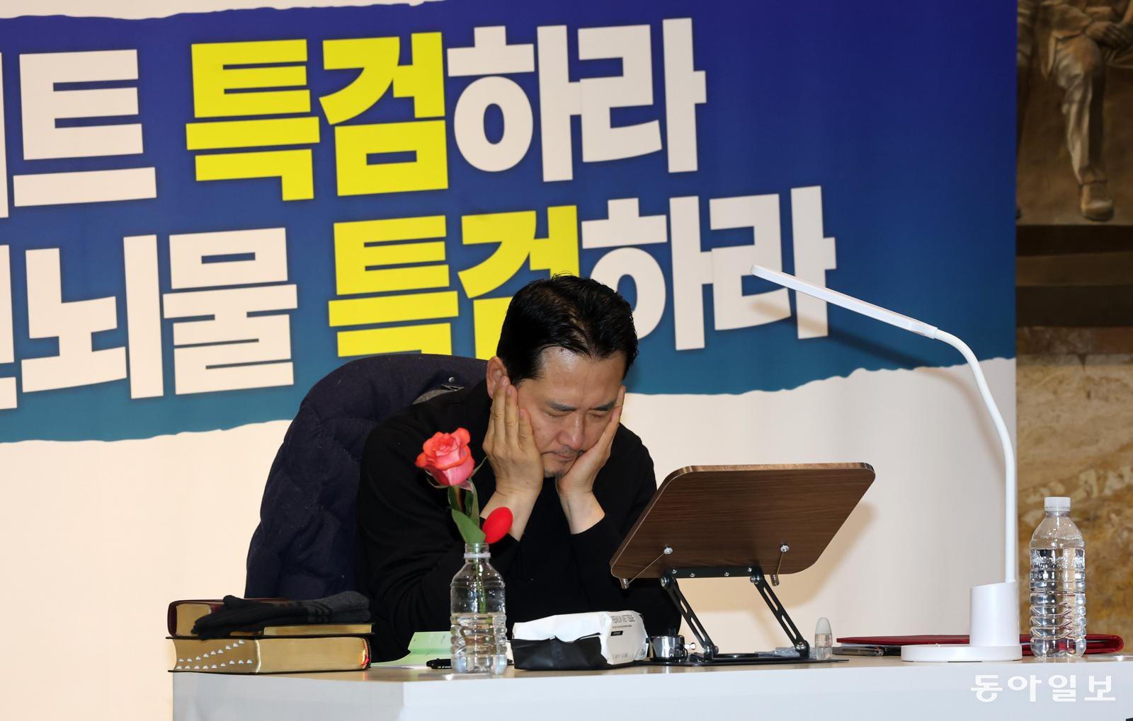 장동혁 국민의힘 대표가 19일 오전 국회 로텐더홀에서 ‘민주당의 공천 뇌물·통일교 게이트 특검 수용’을 촉구하며 단식농성을 하고 있다. 장승윤 기자 tomato99@donga.com