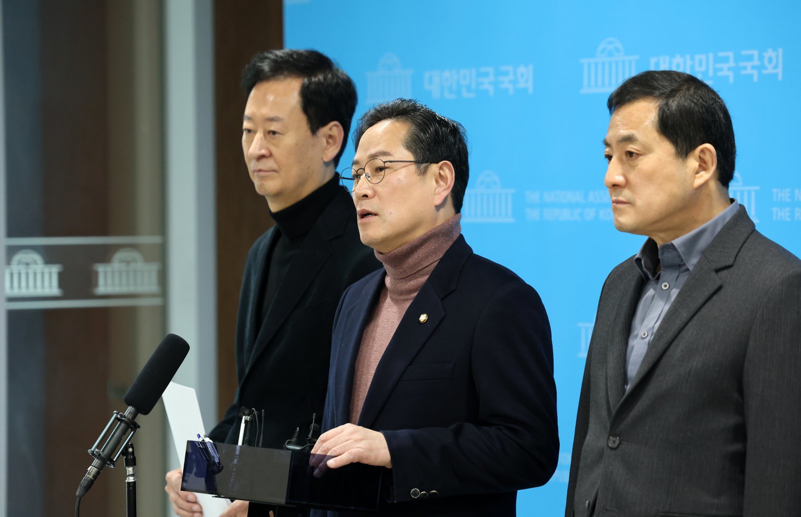 박수영 국민의힘 의원을 비롯한 재정경제기획위원들이 18일 서울 여의도 국회 소통관에서 이혜훈 기획예산처 장관 후보자 인사청문회 거부 입장을 밝히고 있다. 2026.1.18/뉴스1