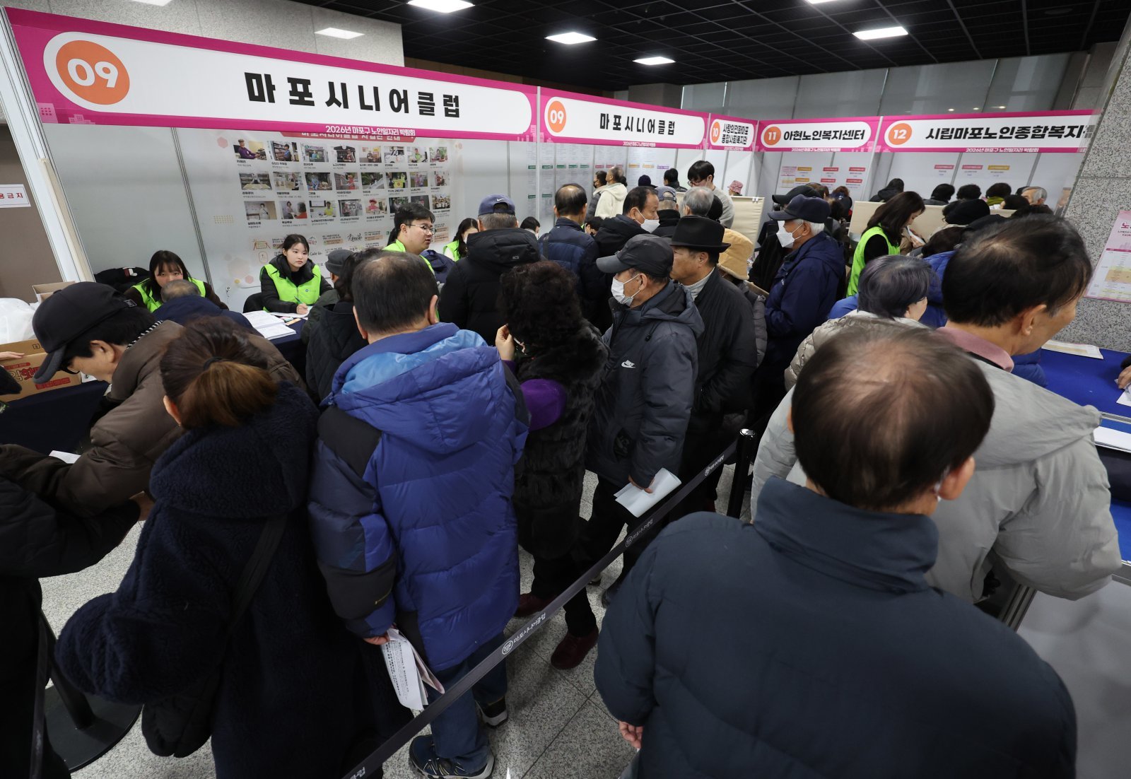 2026년 마포구 노인일자리 박람회가 열린 10일 오전 서울 마포구청에서 박람회를 찾은 노인 구직자들이 취업 상담을 하고 있다. 2025.12.10. 서울=뉴시스