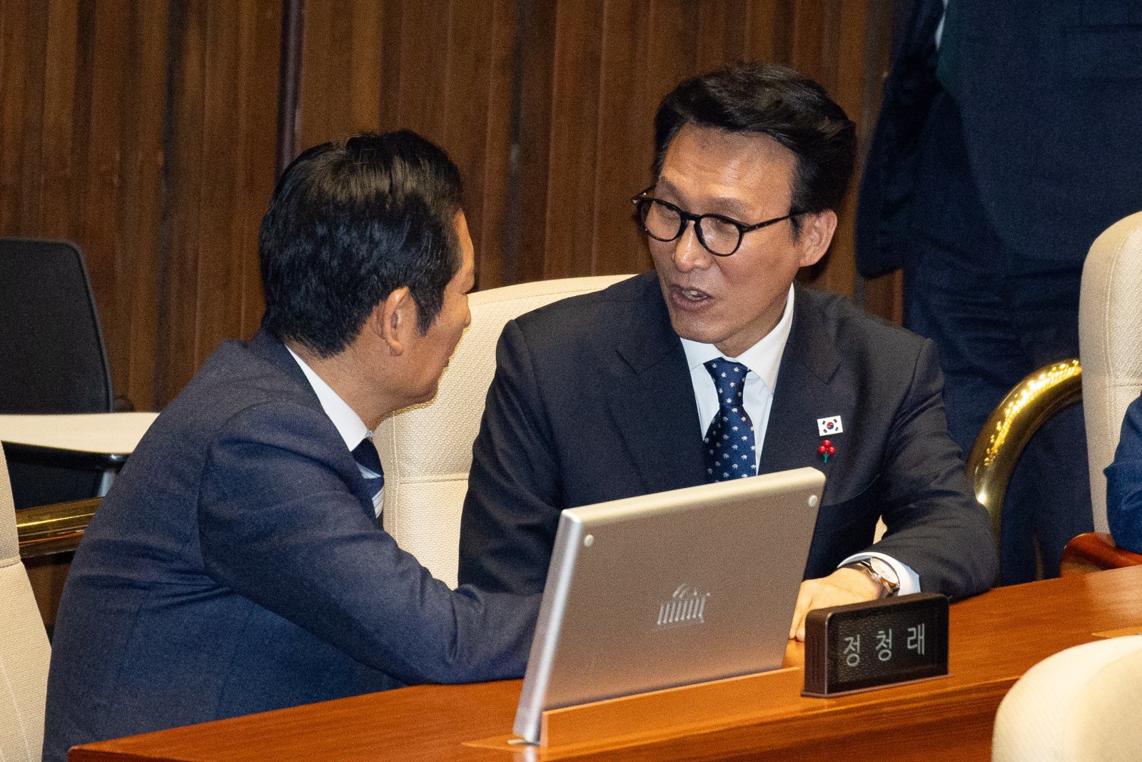 김민석 국무총리와 정청래 더불어민주당 대표가 16일 서울 여의도 국회에서 열린 제431회 국회(임시회) 제1차 본회의에서 대화하고 있다. 2026.1.16/뉴스1