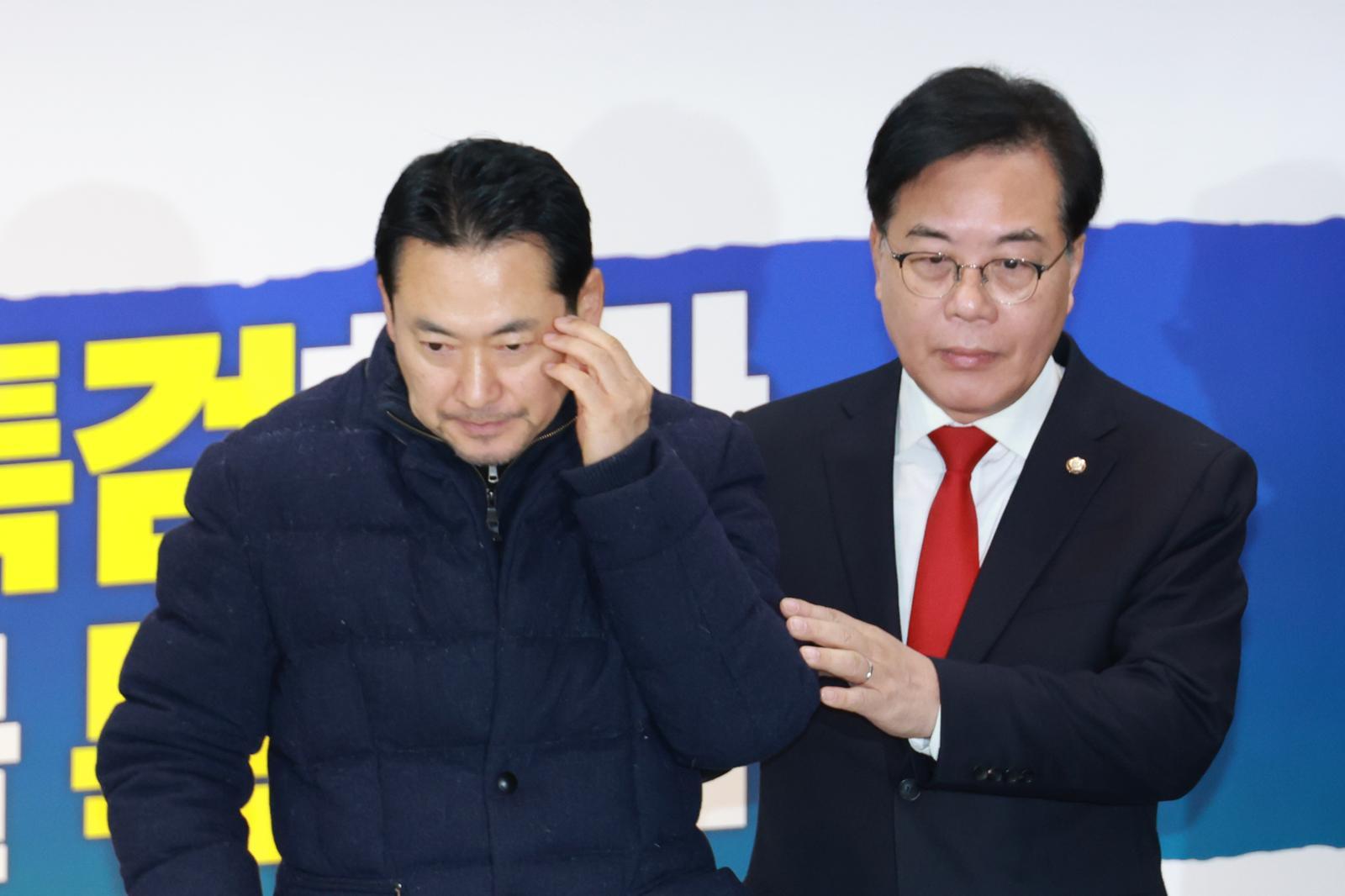 장동혁 국민의힘 대표와 송언석 원내대표가 19일 서울 여의도 국회 로텐더홀에서 열린 최고위원회의에 참석하고 있다. 뉴시스