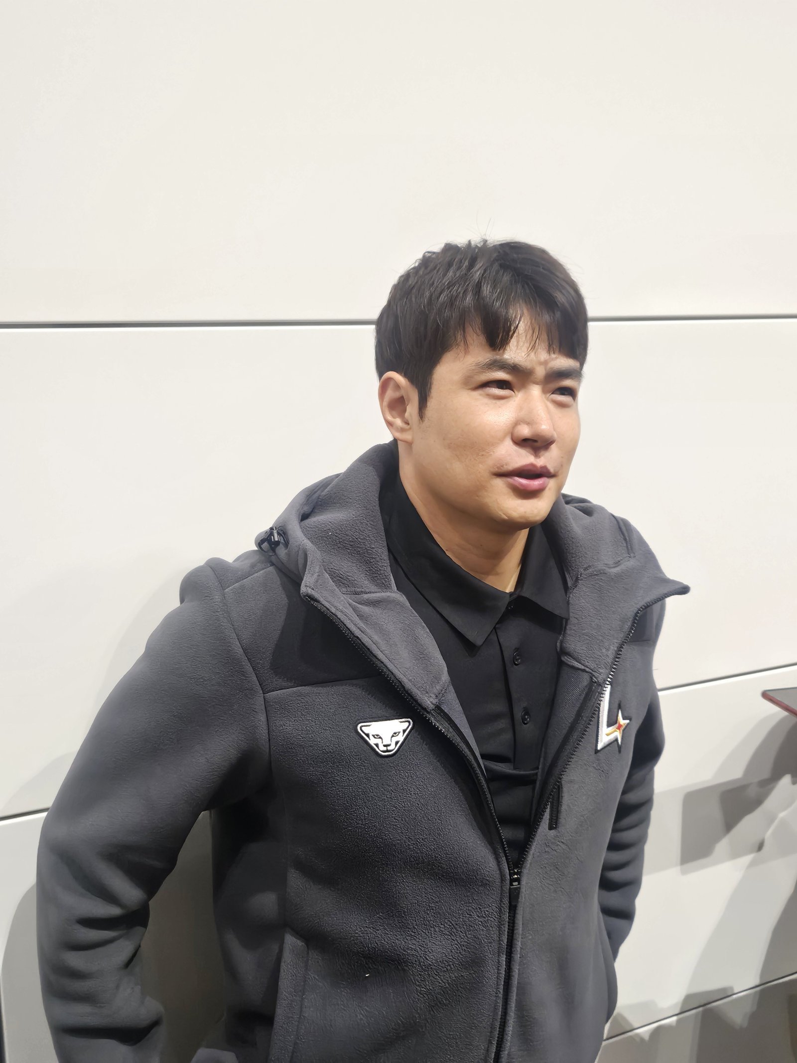 SSG 랜더스 김재환이 19일 인천국제공항에서 스프링캠프 출국 전 취재진과 인터뷰하고 있다. ⓒ News1