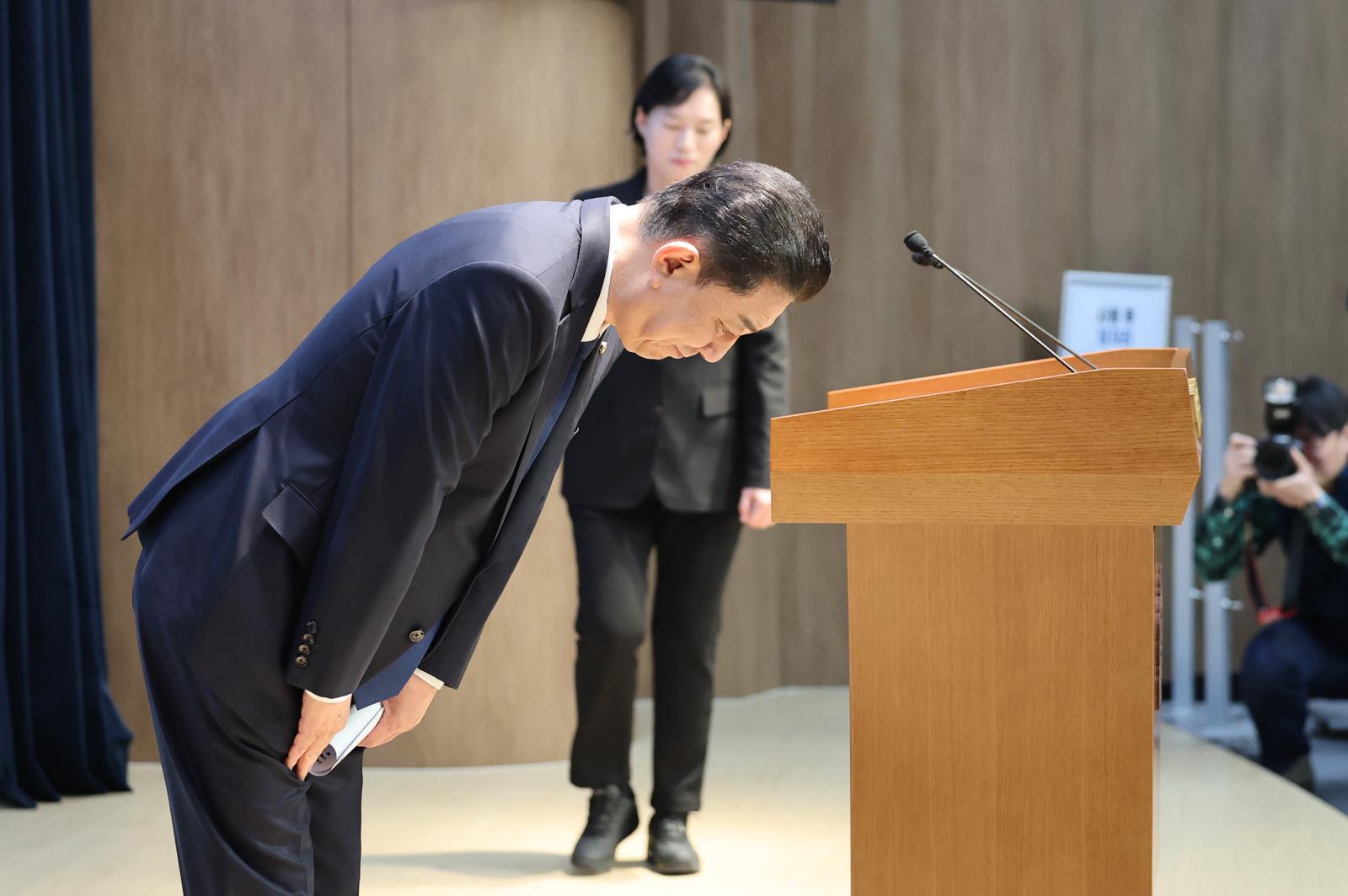 김병기 더불어민주당 의원이 19일 서울 여의도 국회 소통관에서 당 윤리심판원의 제명 결정에 대한 입장을 밝히는 기자회견 전 고개숙여 인사를 하고 있다. 2025.1.19/뉴스1