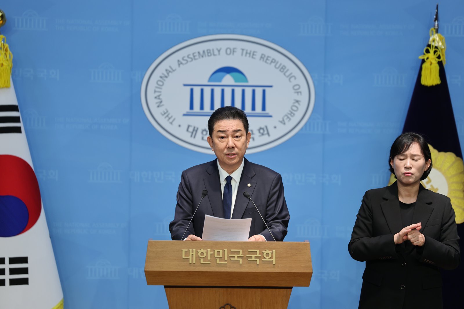 김병기 더불어민주당 의원이 19일 서울 여의도 국회 소통관에서 당 윤리심판원의 제명 결정에 대한 입장을 밝히는 기자회견을 하고 있다. 2025.1.19/뉴스1