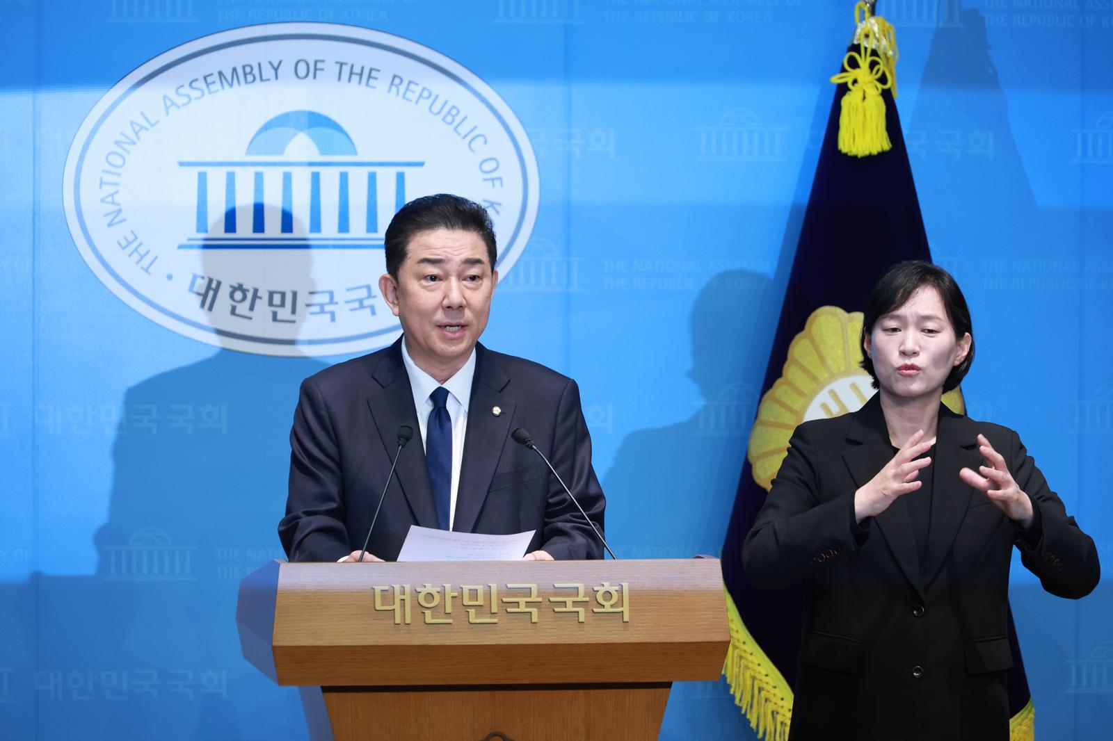 김병기 더불어민주당 의원이 19일 서울 여의도 국회 소통관에서 탈당 기자회견을 하고 있다. 뉴시스